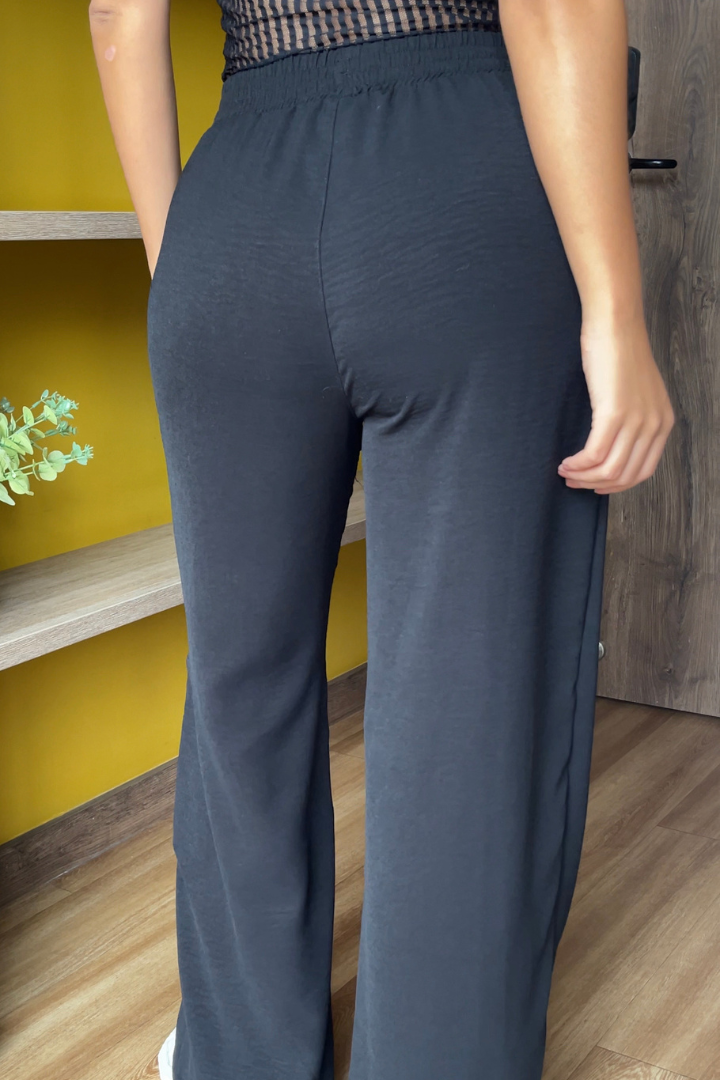 Pantalón Brena negro de seda Moma, tiro alto, ajustado y cómodo, ideal para look casual o elegante.