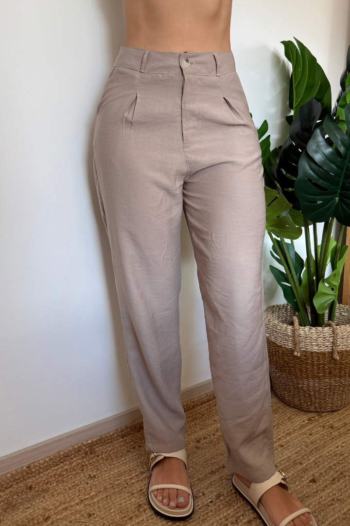 Pantalón Vera Wide Leg arena en modelo, con prenses y bolsillos, ideal para outfit casual o formal. Fabricado en Colombia.