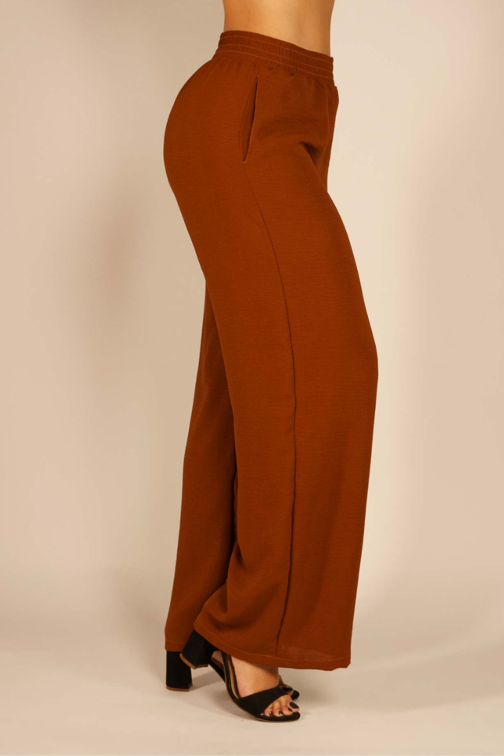 Pantalón Brena Café de mujer, tiro alto con pretina elástica y bolsillos laterales, pierna ancha, vista lateral
