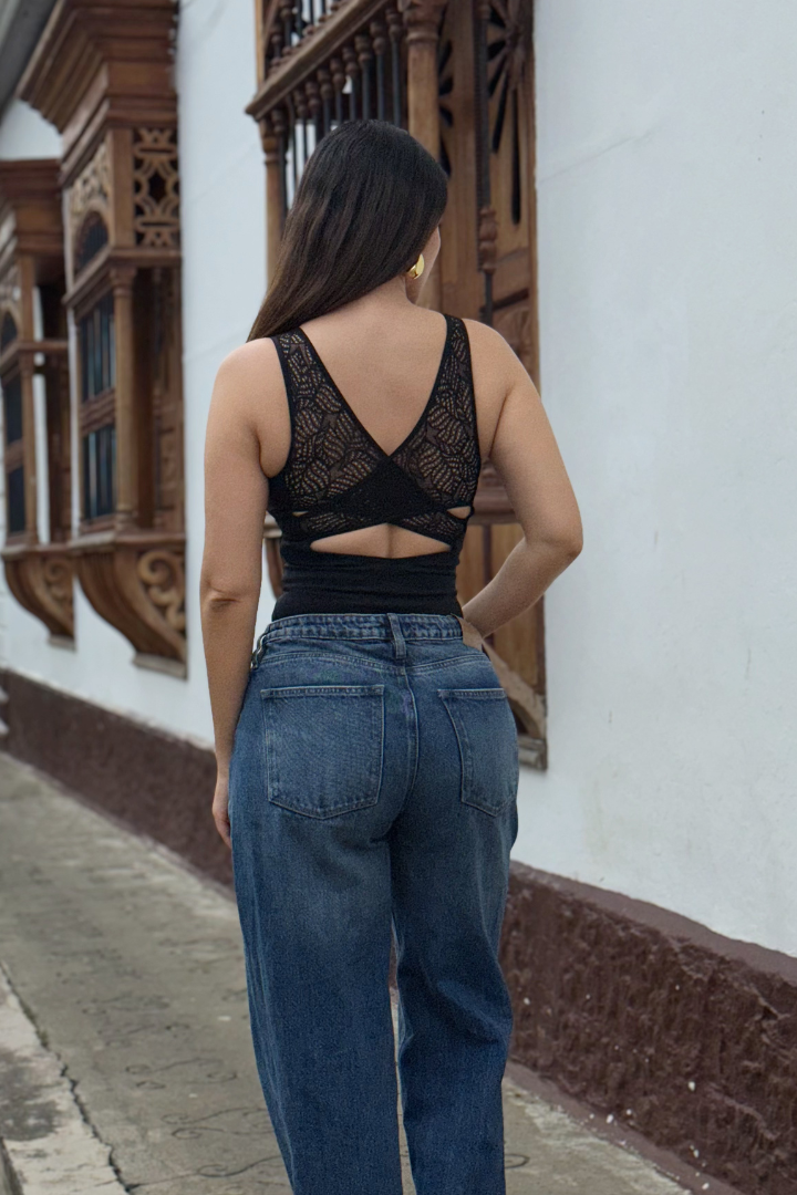 Body Aura negro de control de abdomen en poliéster spandex, espalda con encaje y diseño de tiras cruzadas, con jeans