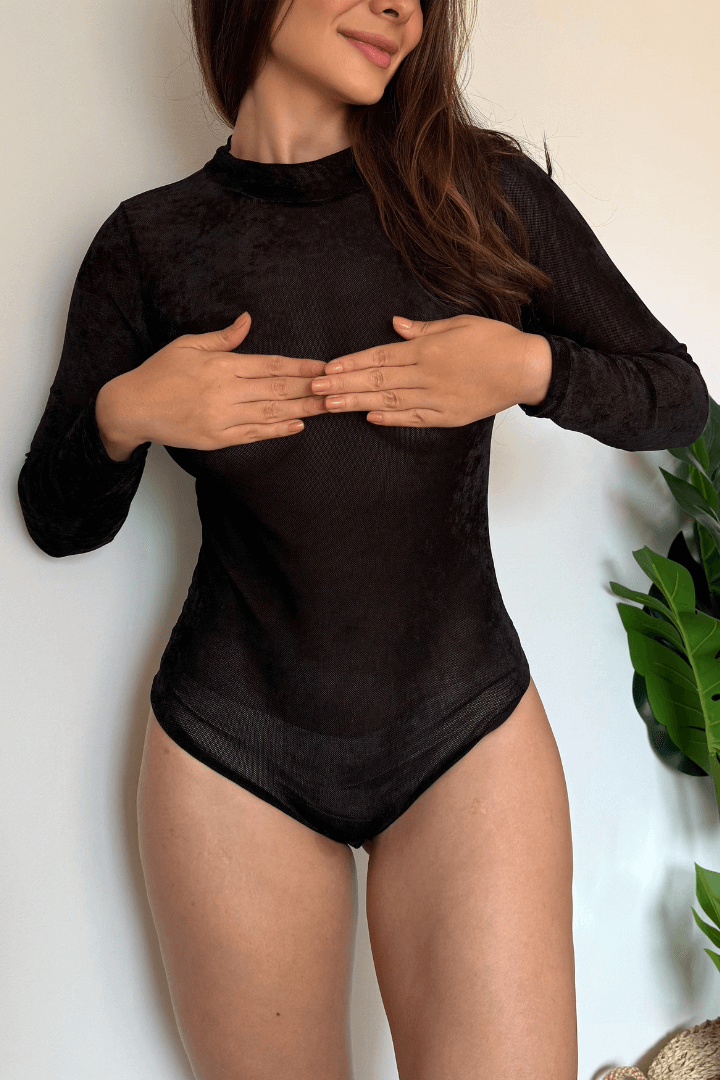 Body Brisa Negro afelpado manga larga cuello alto, destacando textura semitransparente. Ideal para mujer.