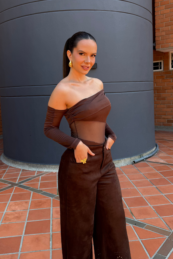 Body Aria Folgora marrón de manga larga, cuello barco, hombros descubiertos y transparencia. Tejido suave.