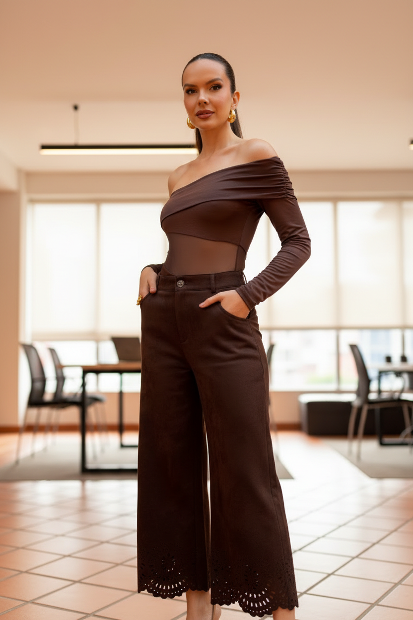 Body Aria Marrón en Sofía, elegante, hombros descubiertos, paneles de malla, co-working moderno.